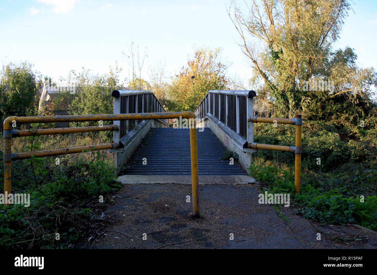 Fußgängerbrücke über den Fluss Roding, Essex, Großbritannien Stockfoto