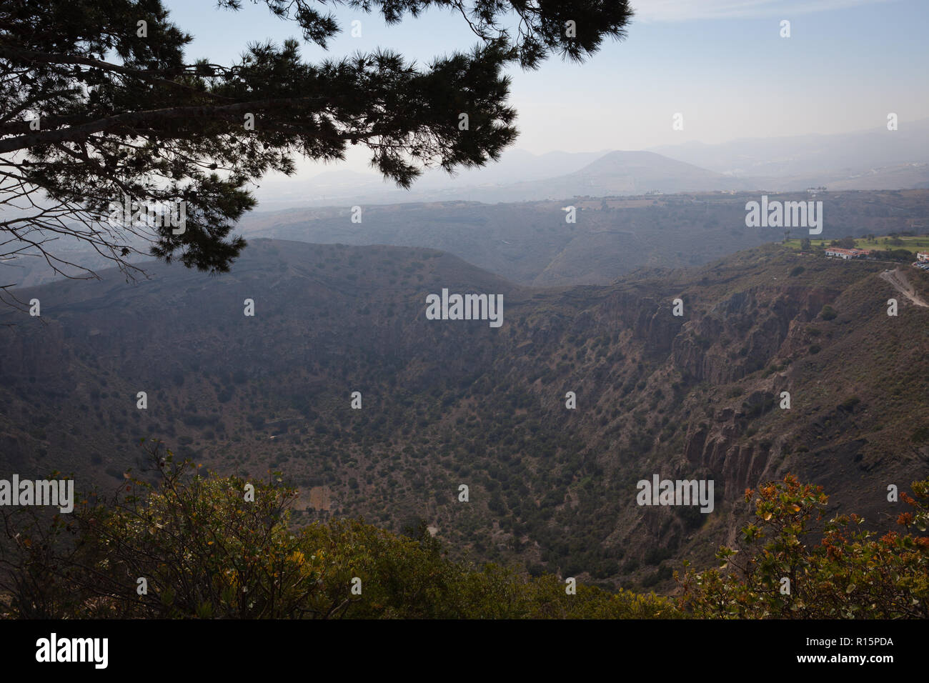 Caldera de Bandama. Die Bandama Krater ist 1 km und 200 m Tiefe. Es gibt nur Pfade in und out, aber es gibt eine kleine Farm an der Unterseite. Stockfoto