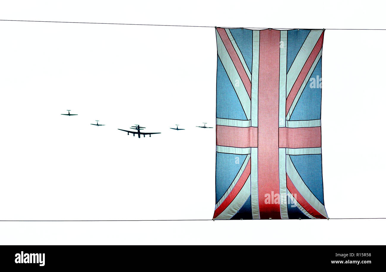 RAF 100 flypast, 10. Juli 2018. Rund 100 Flugzeuge aus allen Epochen fliegen über London und die Mall zum Buckingham Palace, um 100 Jahre feiern. Stockfoto