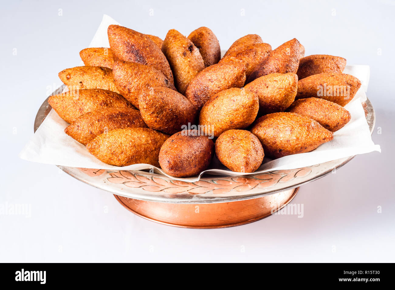 Oruk oder İcli Köfte, gefüllte und gebackene Hackfleischbällchen auf Weiß Stockfoto
