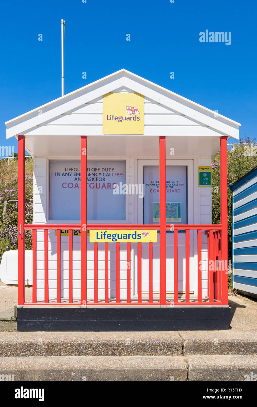 Southwold Badekabinen, eine Strandhütte verwendet als Lifeguard Station auf Southwold Beach Promenade Southwold Suffolk England UK GB Europa Stockfoto
