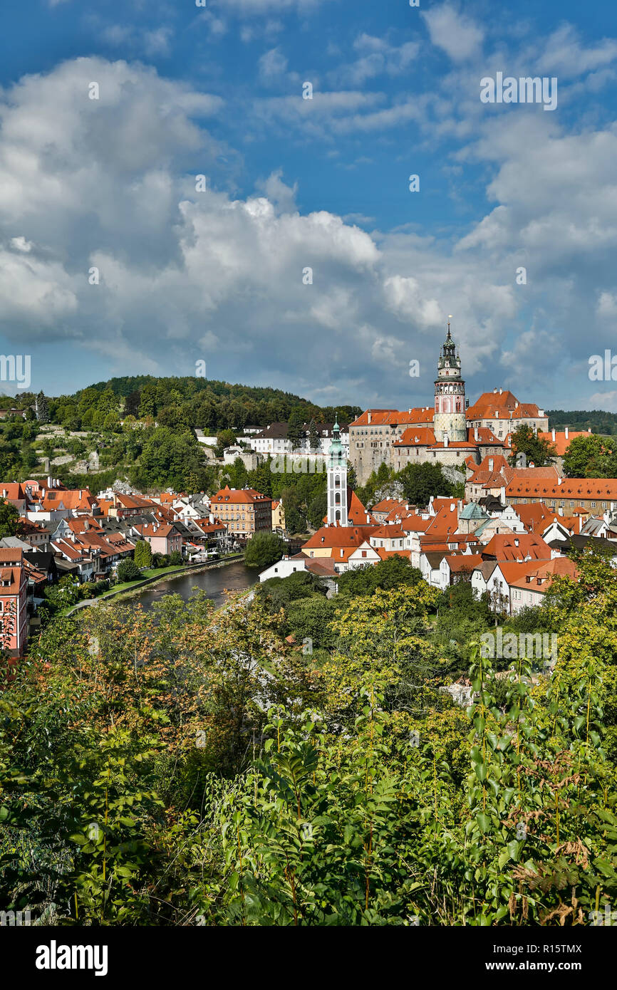 Schloss Krumau (mit Runder Turm), St. Jost Kirche (quadratische Turm), Häuser und Vltava (Moldau) Fluss, Cesky Krumlov, Tschechische Republik Stockfoto