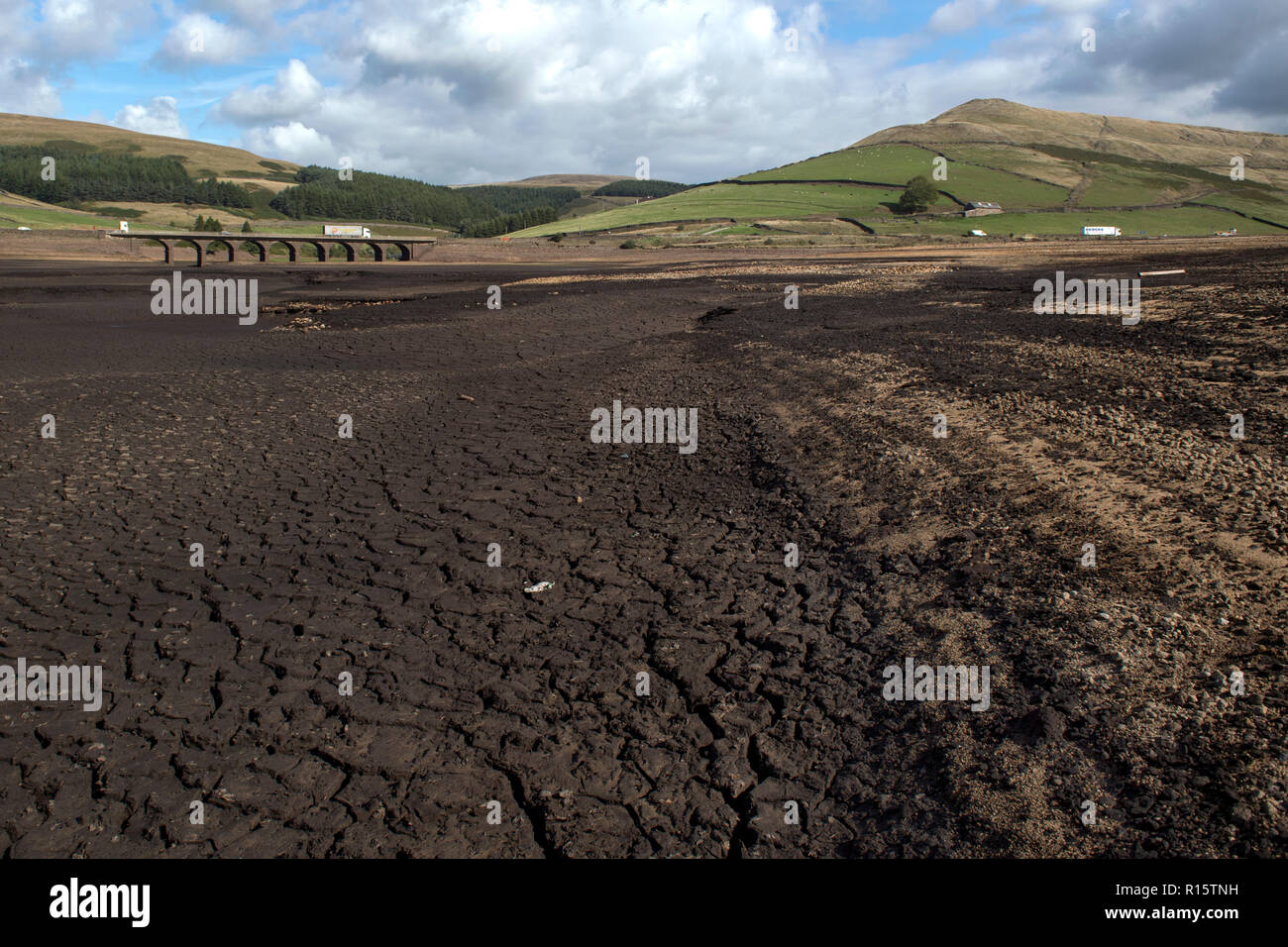 Allgemeine Ansicht der extrem niedrige Wasserstände in Woodhead Reservoir, Teil der Longdendale Vorratsbehälter in der High Peak District Stockfoto