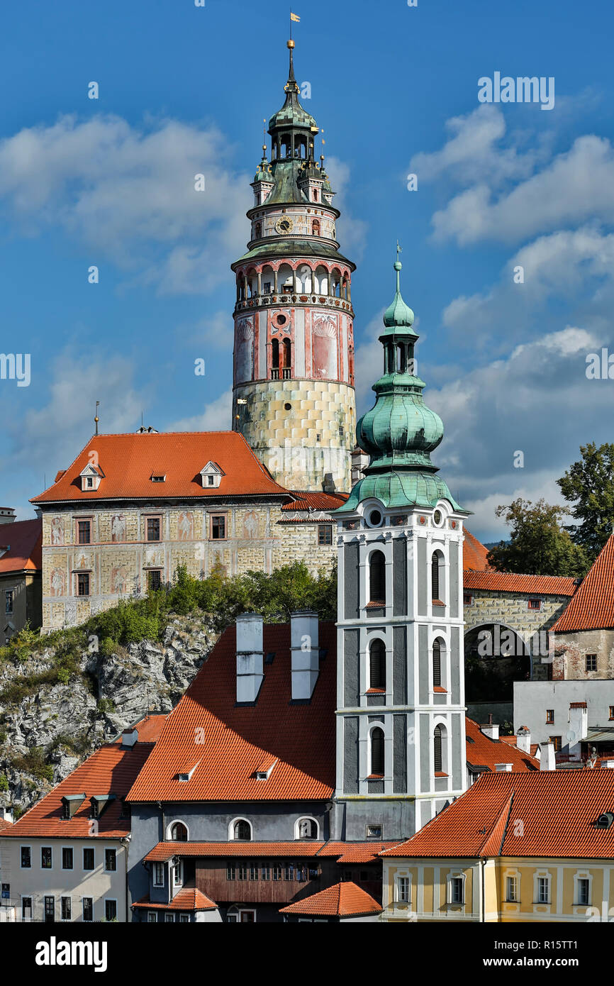 Schloss Krumau (mit Runder Turm) und St. Jost Kirche (quadratische Turm), Cesky Krumlov, Tschechische Republik Stockfoto