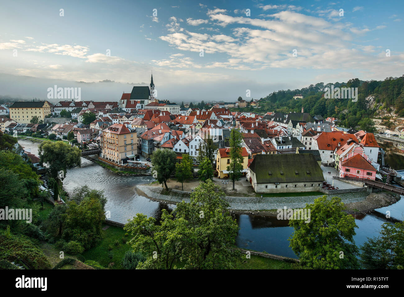 Kirche St. Veit, bunte Häuser und Vltava (Moldau) Fluss, Cesky Krumlov, Tschechische Republik Stockfoto