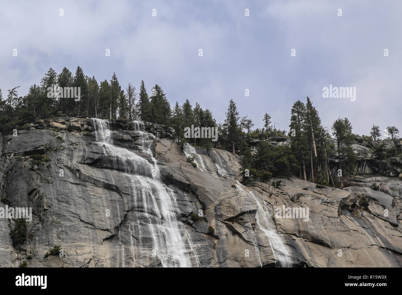 Das Wasser fällt auf einem Granit Felsen im Yosemite National Park Stockfoto