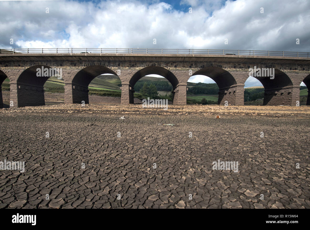 Allgemeine Ansicht der extrem niedrige Wasserstände in Woodhead Reservoir, Teil der Longdendale Vorratsbehälter in der High Peak District Stockfoto