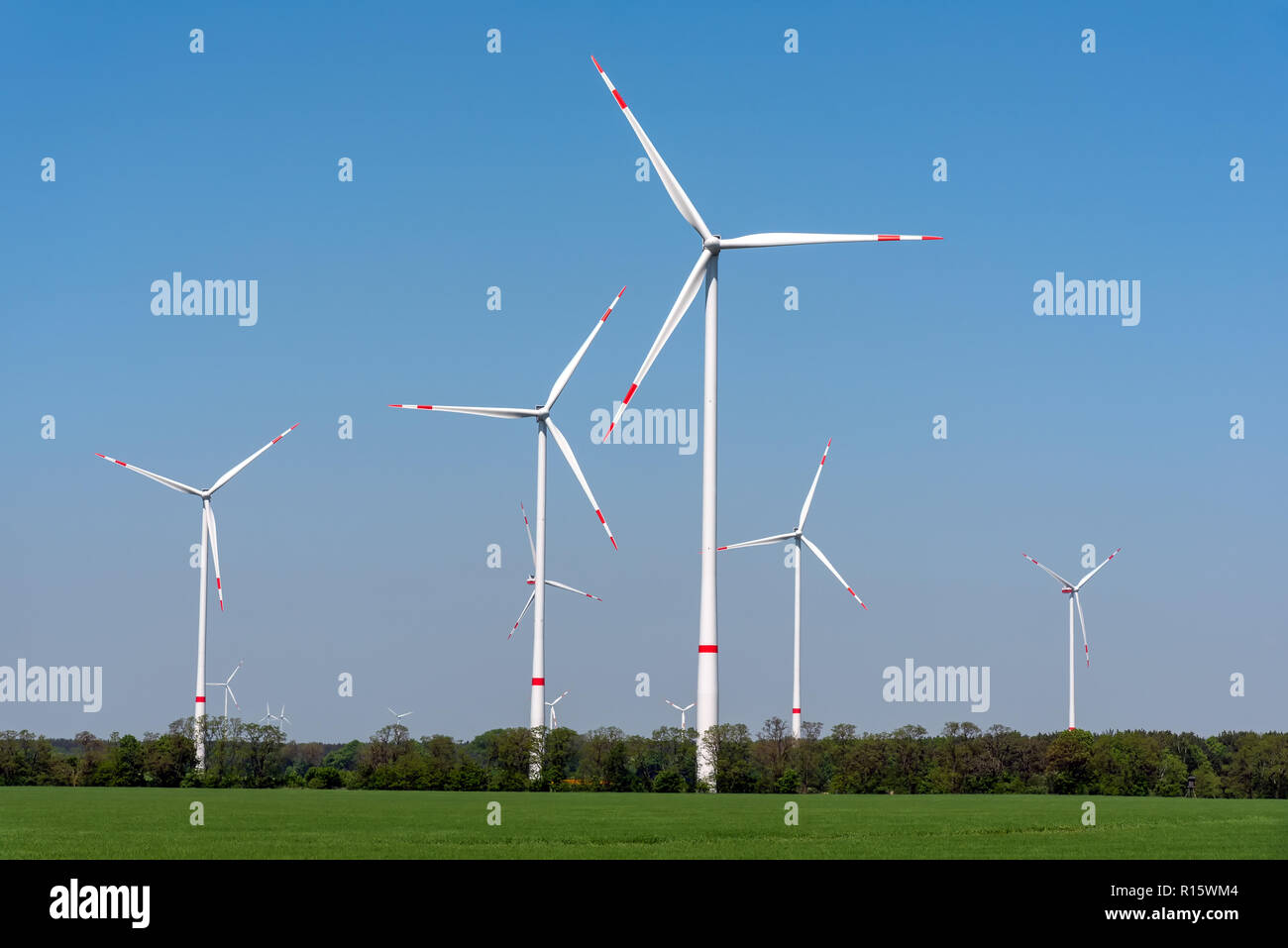 Windenergieanlagen in einem landwirtschaftlich genutzten Gebiet in Deutschland gesehen Stockfoto