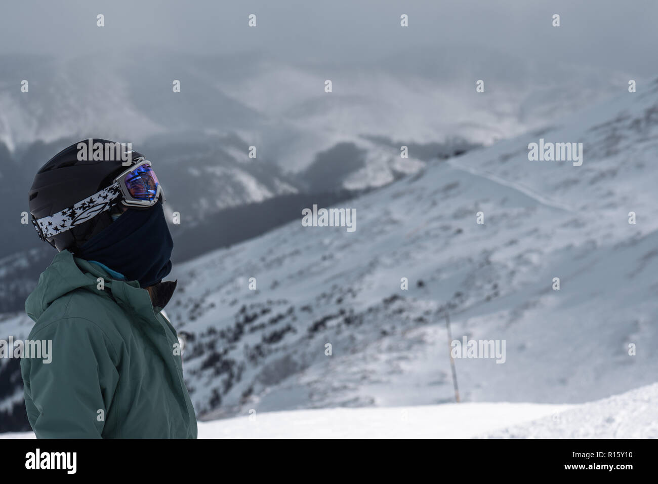 Athletischen weiblichen Snowboarder am Gipfel Stockfoto