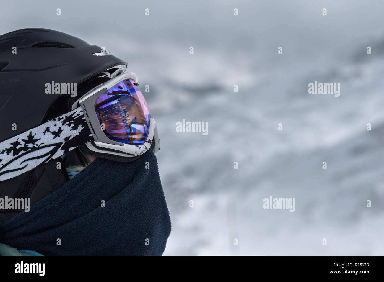 Athletischen weiblichen Snowboarder am Gipfel Stockfoto