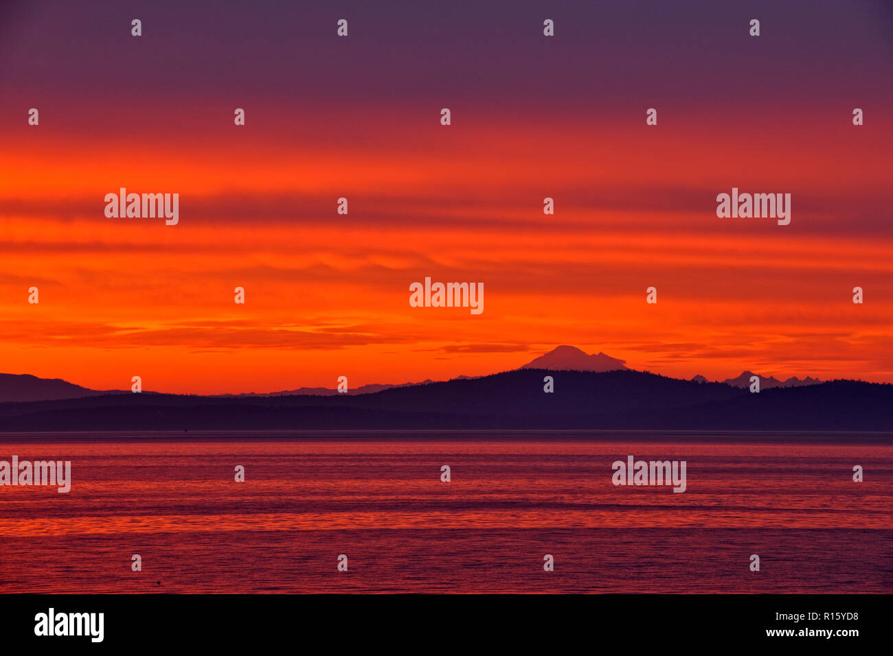 Dämmerung Himmel über Haro Strait und die San Juan Inseln, Victoria, Victoria (Cordova Bay), BC, Kanada Stockfoto