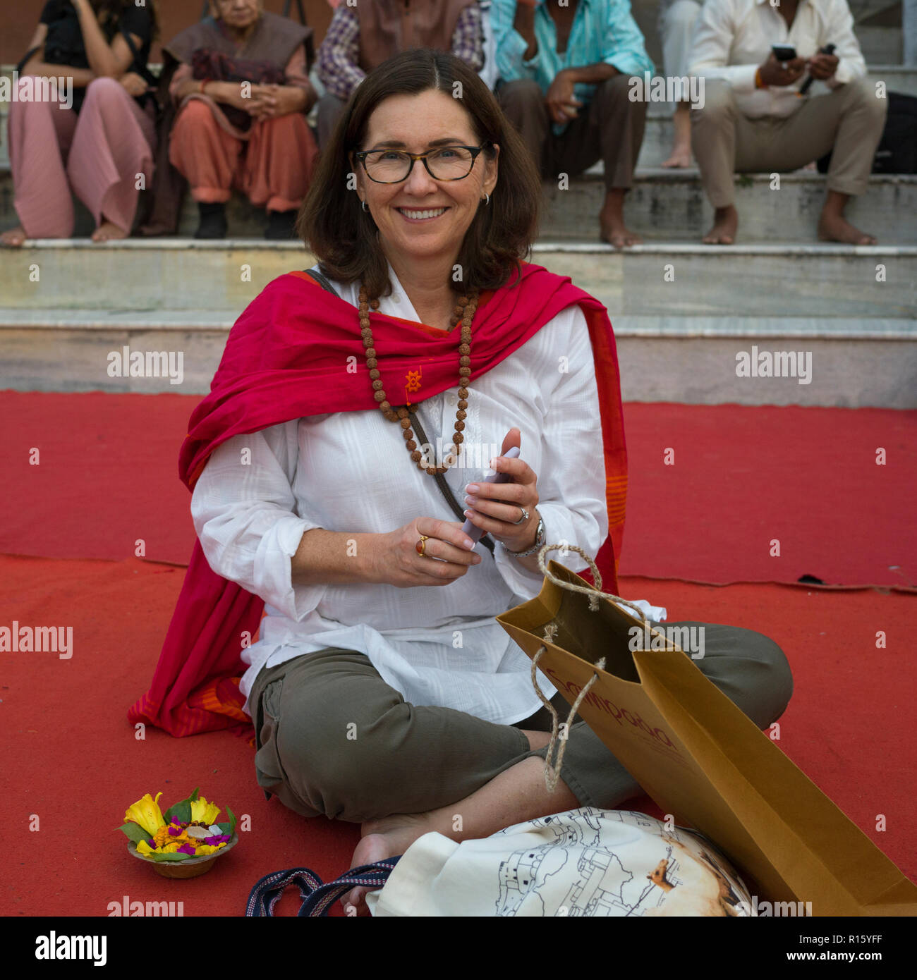 Frau Durchführung devotional Ritual Performance während der Ganga Aarti, Rishikesh, Dehradun Bezirk, Uttarakhand, Indien Stockfoto