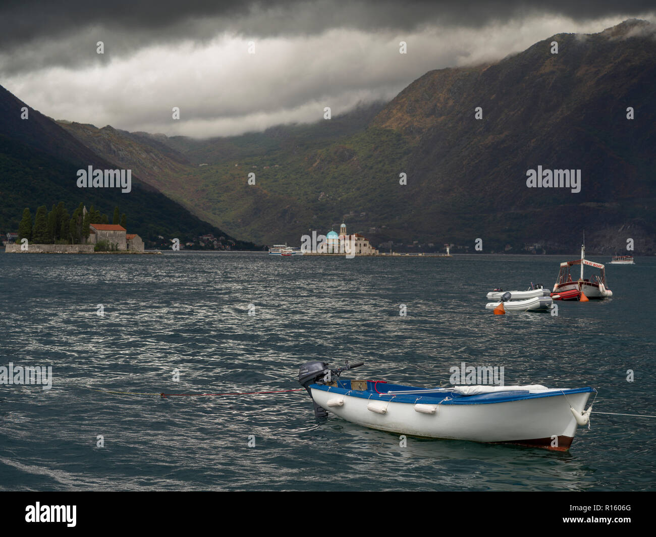 Boote in der Bucht, Perast, Bucht von Kotor, Montenegro Stockfoto