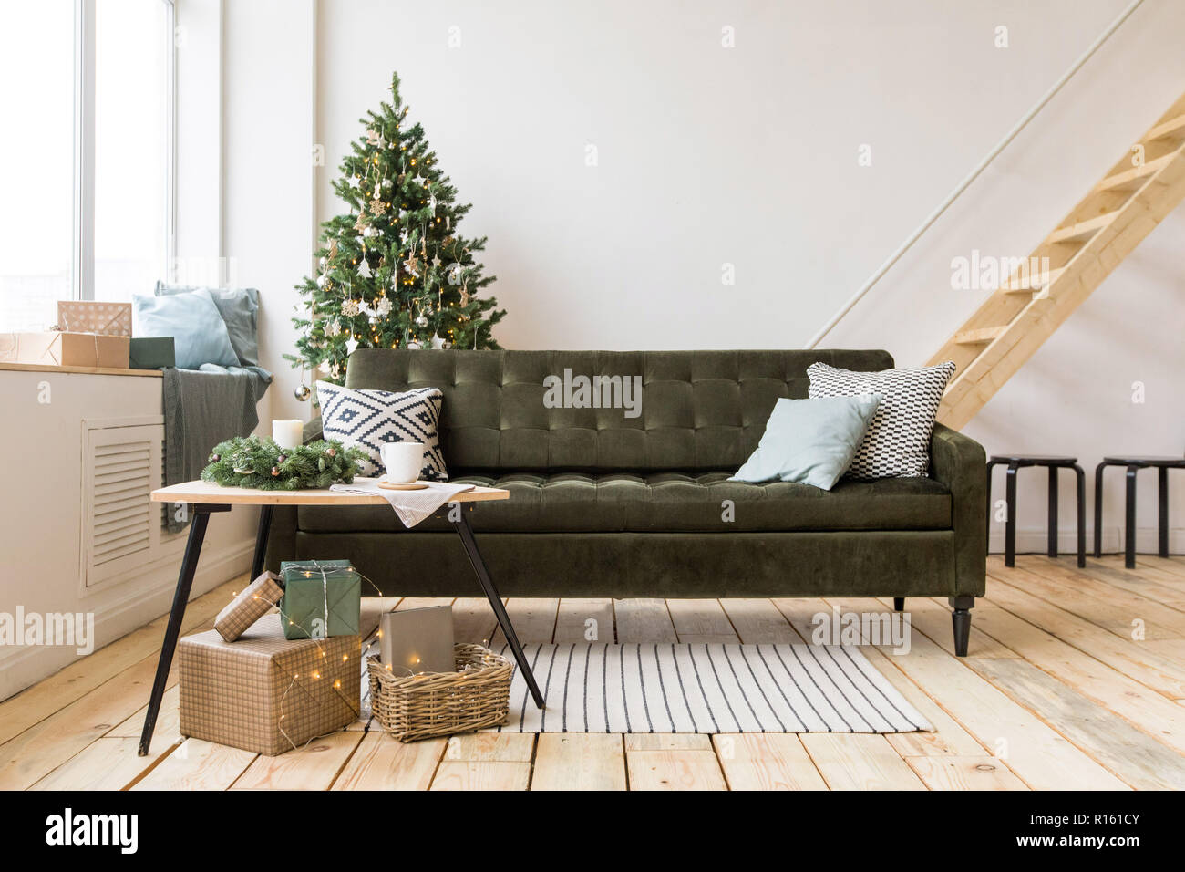 Gemütliche Zimmer für Weihnachten dekoriert Stockfoto