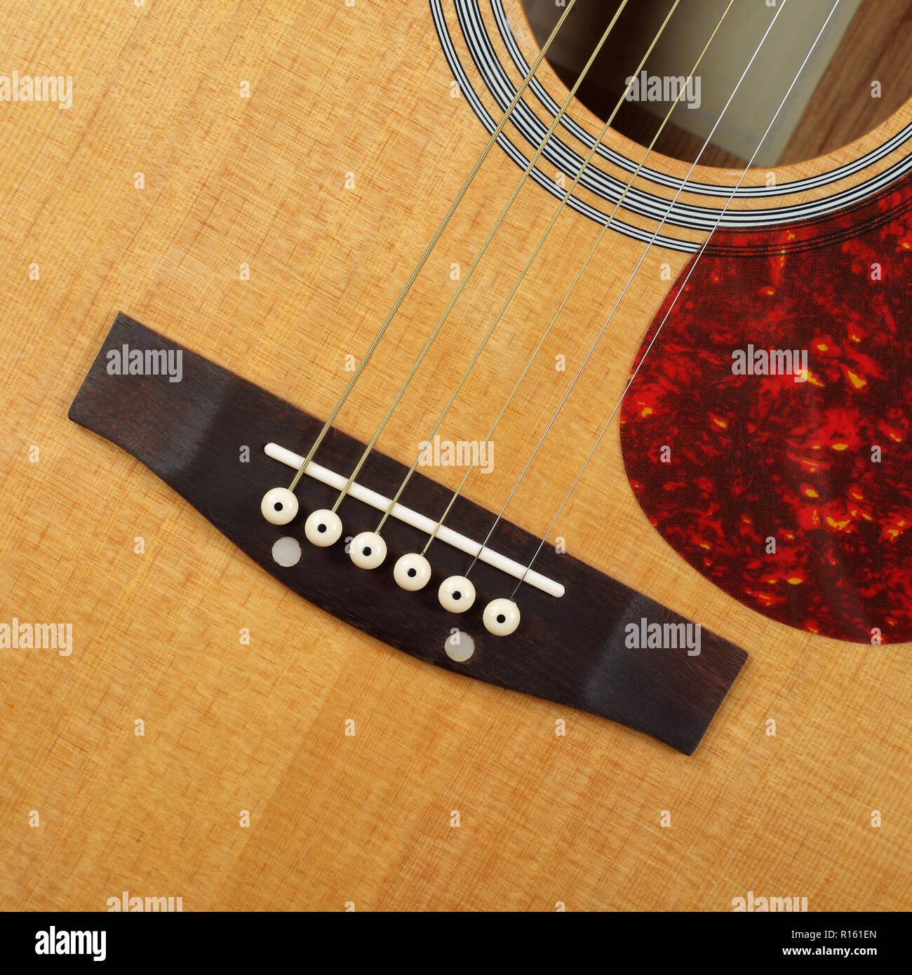 Musikinstrument - Fragment Draufsicht Schlagbrett, Brücke, Stifte und Streichern vintage Akustik Gitarre. Stockfoto