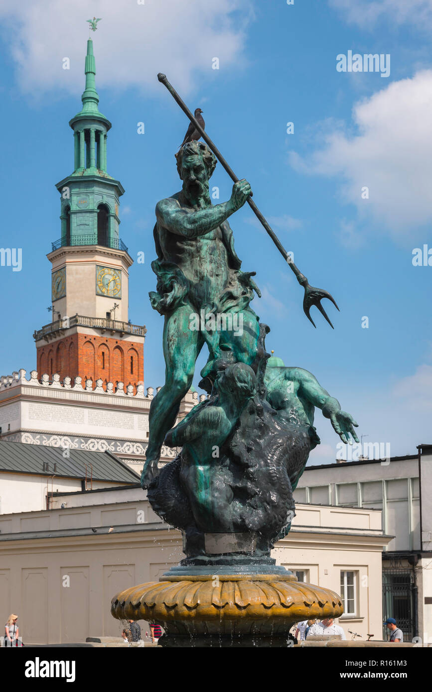 Neptunbrunnen, mit Blick auf die Statue von Neptun am Fontanna Neptuno in der Süd-West-Ecke des Marktplatzes in Posen, Polen. Stockfoto