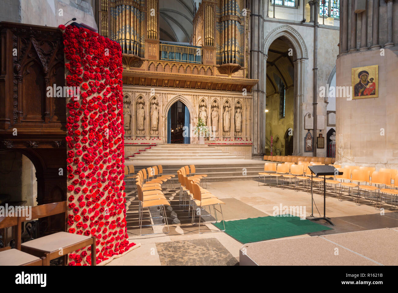 Handgestrickte Mohnblumen zu 100 Jahren des Waffenstillstands am Rochester Kathedrale, Kent, Großbritannien gedenken. Stockfoto