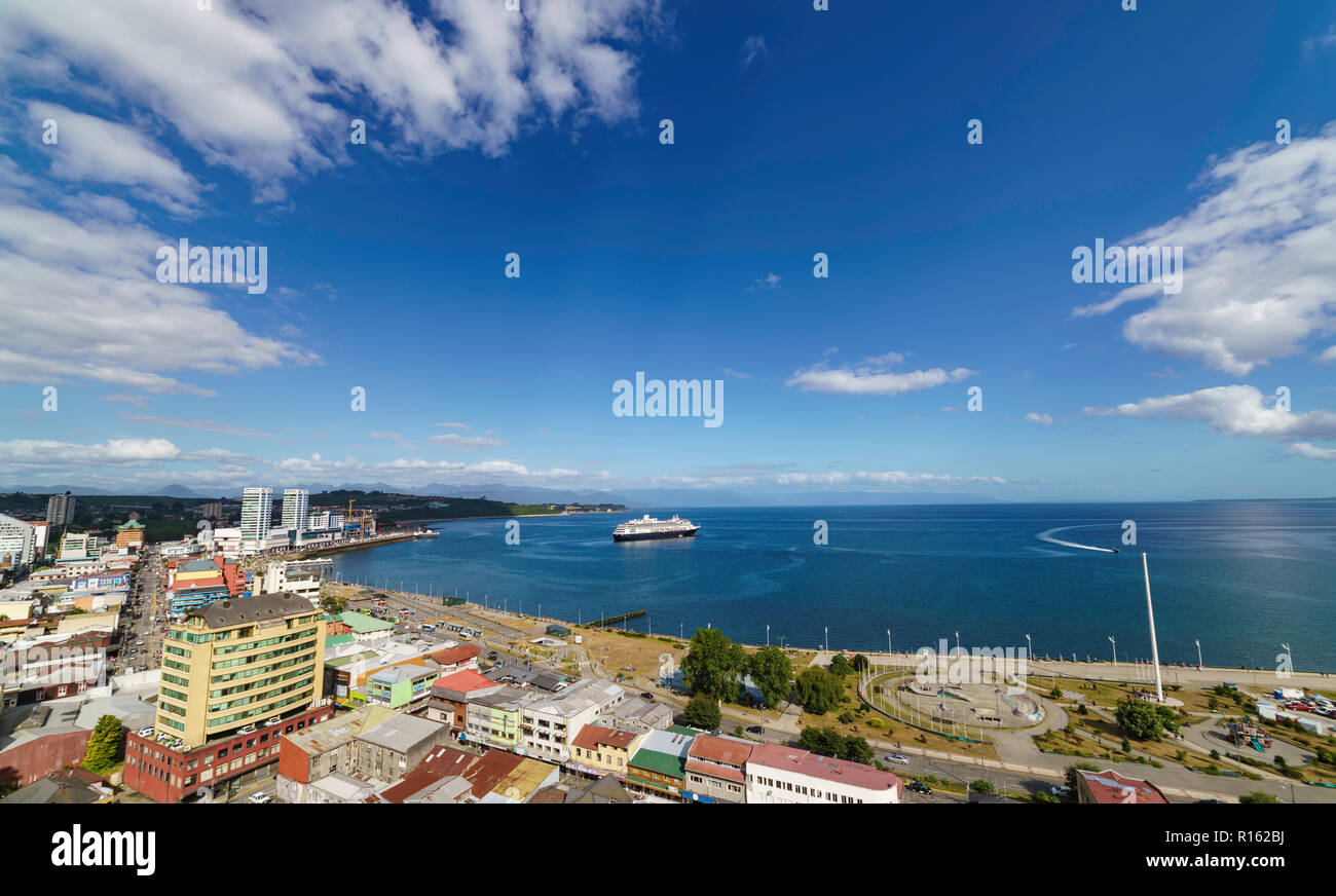 Bucht von Puerto Montt ein Sommertag, wo die Ankunft von Kreuzfahrtschiffen häufige ist Stockfoto