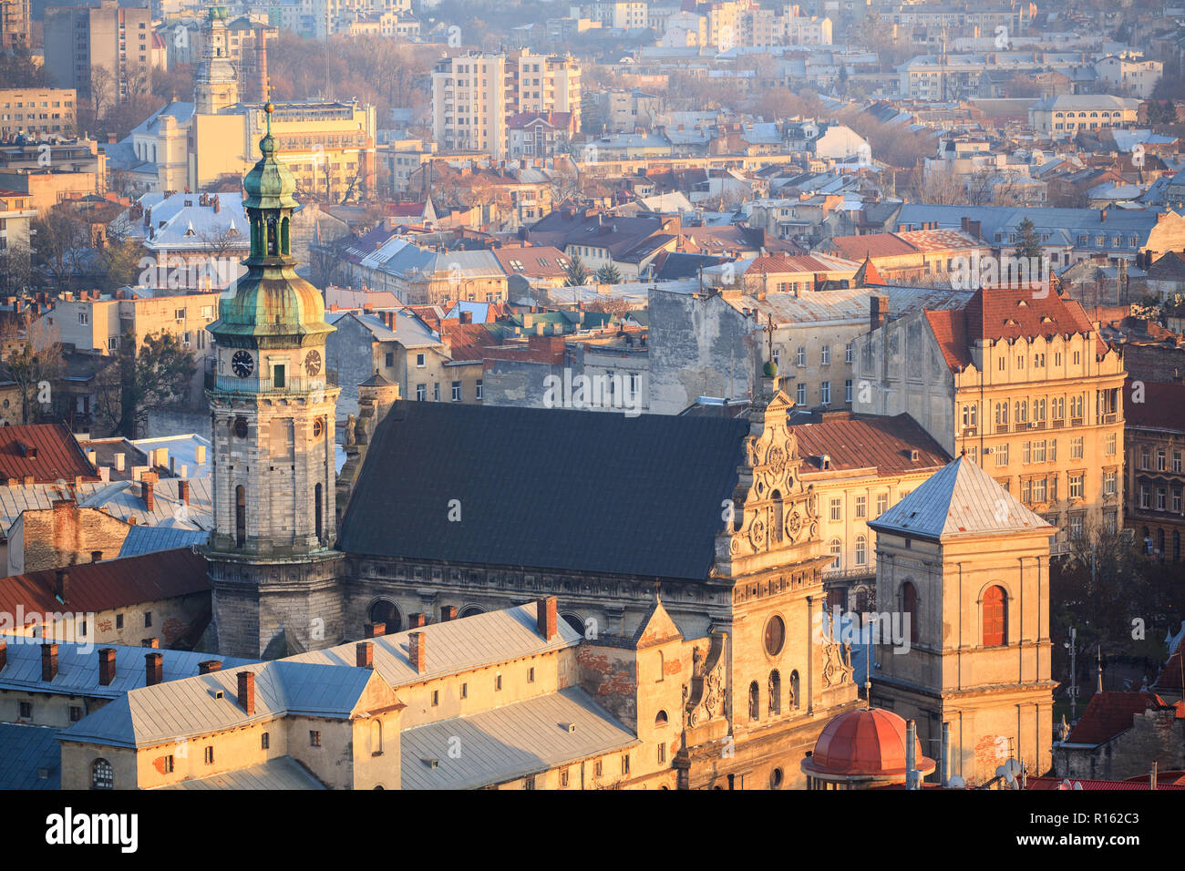 Altstadt mit einer Kirche im Zentrum der Stadt, Lviv, Ukraine. Glockenturm der Bernhardiner Kloster. Lemberg Blick aus der Vogelperspektive Stockfoto