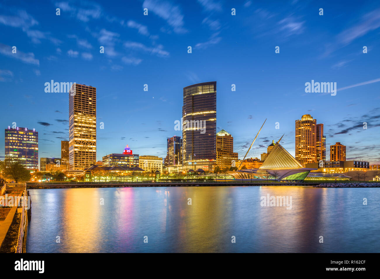 Milwaukee, Wisconsin, USA Downtown Skyline der Stadt am Lake Michigan in der Dämmerung. Stockfoto