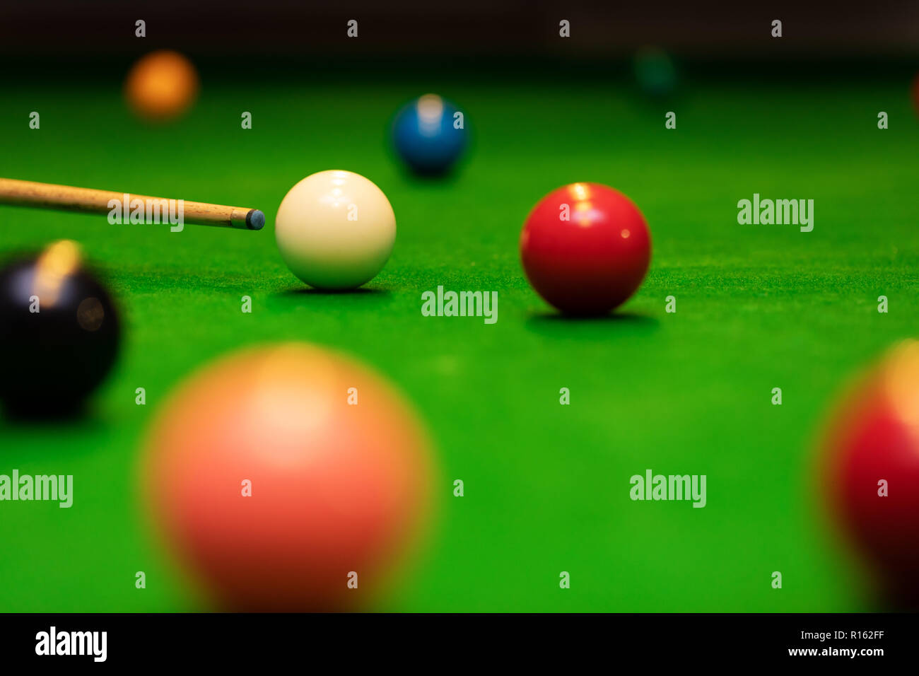 Snooker Spiel geschossen - Spieler mit dem Ziel, die weiße Kugel Stockfoto