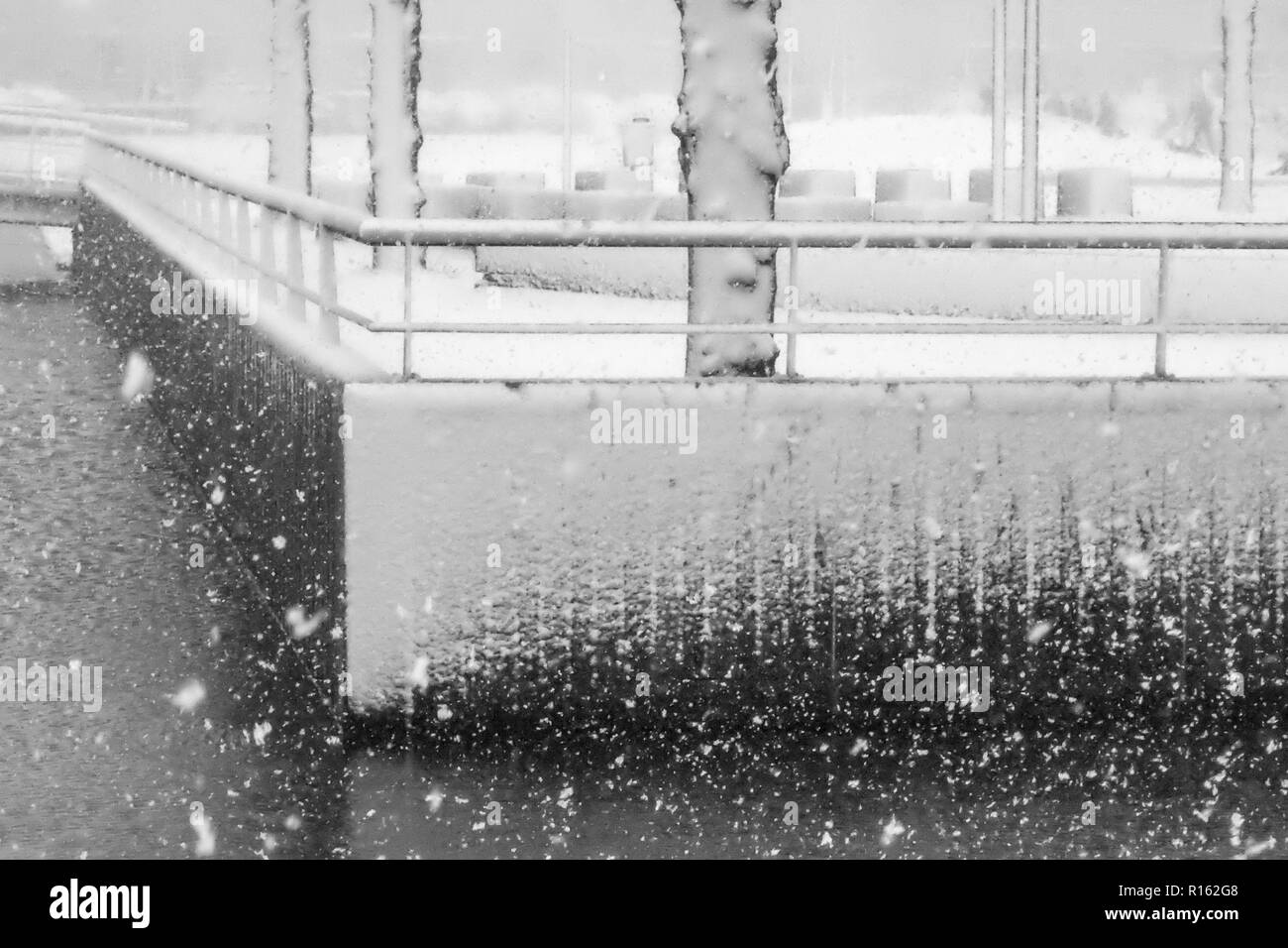 Schneefall in Kombination mit einer starken Wind causinginteresting Muster. Eine aktive Front bewegt sich langsam über die Niederlande, dass reiche Schneefälle. Stockfoto