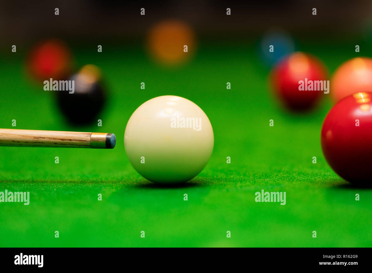 Snooker Spiel - Spieler mit dem Ziel, die weiße Kugel Stockfoto