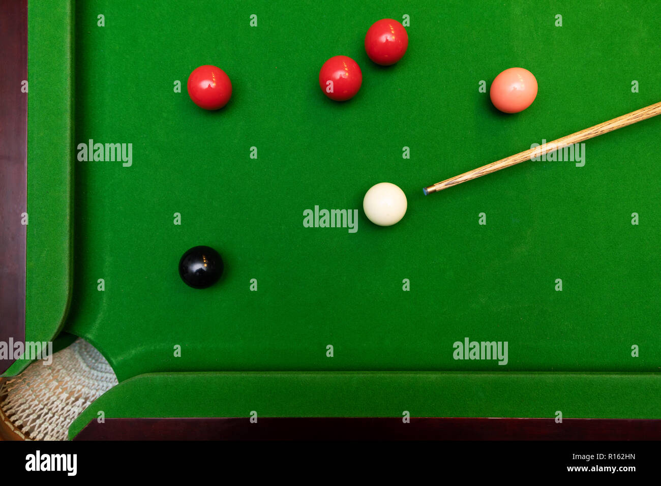 Schwarze Kugel Schuß im Snooker Spiel. top View Stockfoto
