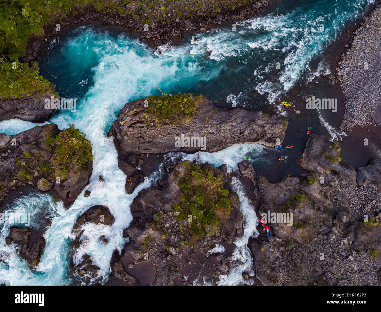 Stromschnellen des Flusses Petrohue, Menschen üben Rafting Stockfoto