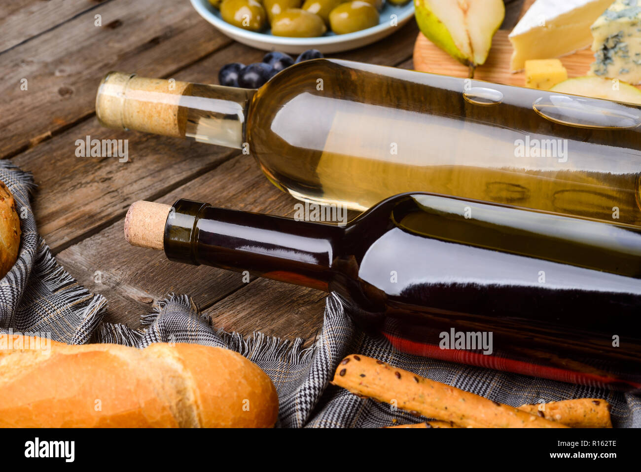 Weißen und roten Wein in Flaschen Stockfoto