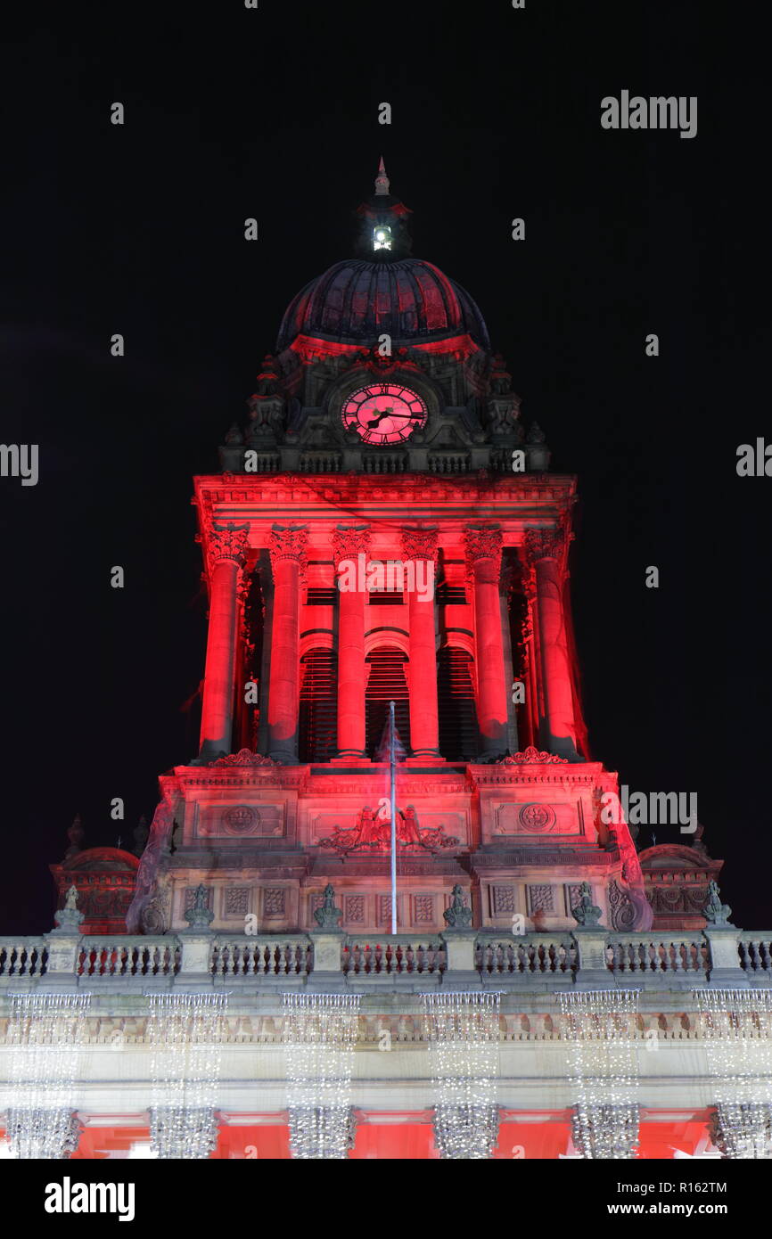 Die Kuppel von Leeds Rathaus beleuchtet in rot Leeds International Film Festival zu feiern. Stockfoto