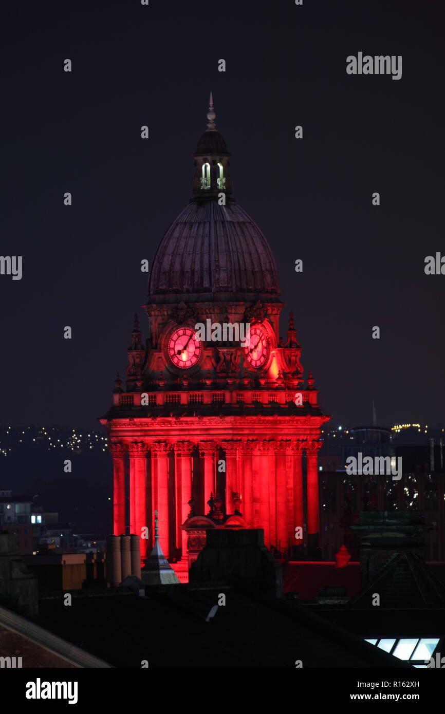 Die Kuppel von Leeds Rathaus beleuchtet in rot Leeds International Film Festival zu feiern. Stockfoto