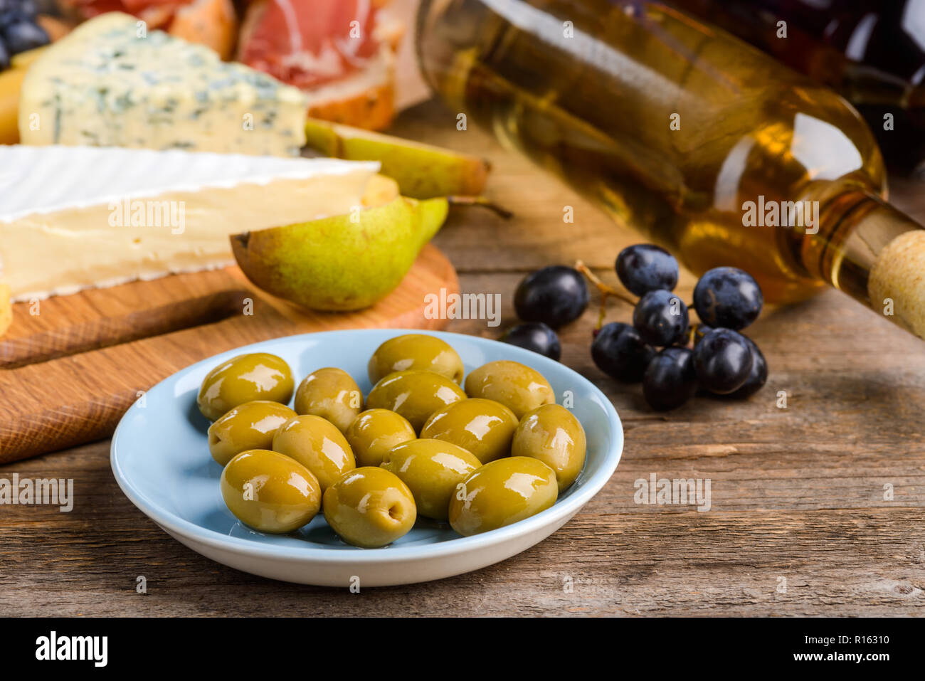 Lebensmittel, die auf hölzernen Tisch Stockfoto