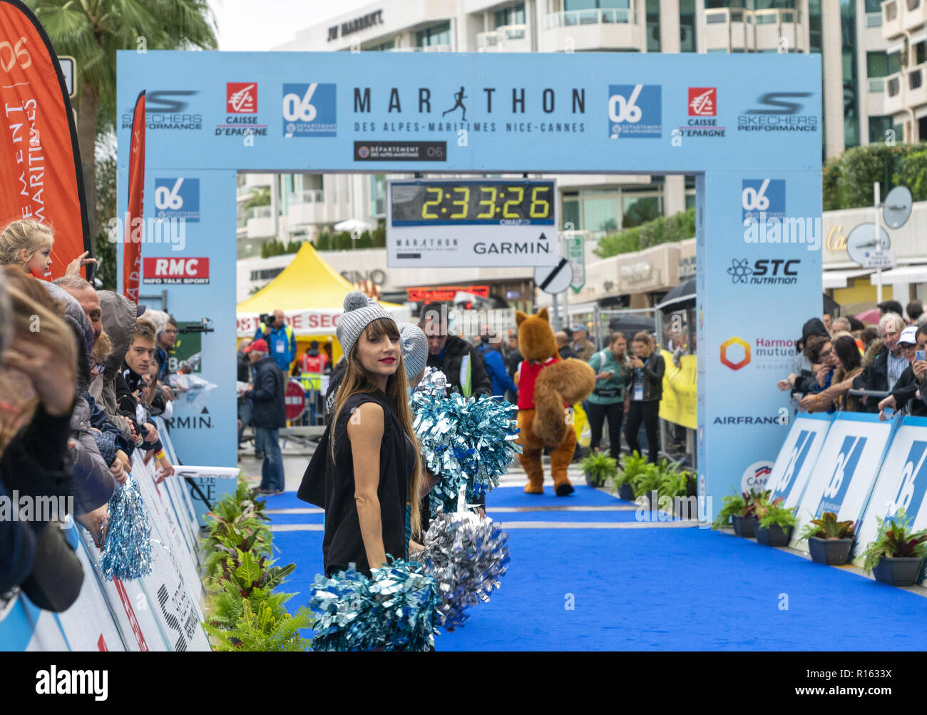 4 Nov 2018 - Cannes, Frankreich. Die Cheerleader an der Ziellinie eines Marathons Des Alpes-Maritimes Nizza - Cannes. Stockfoto