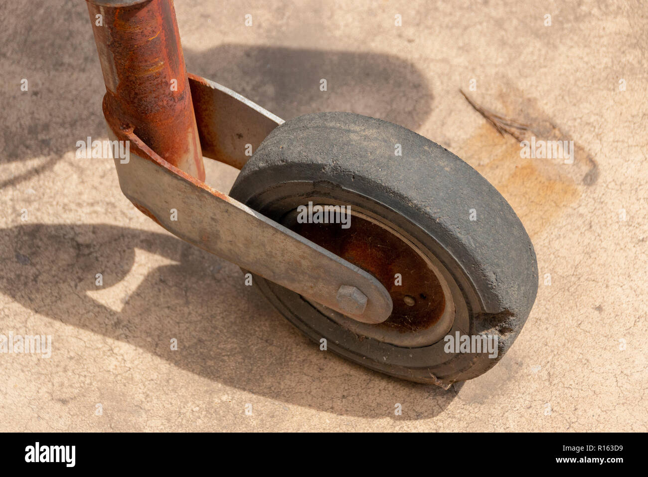 Aus der Nähe zu sehen. eine Alte verrostete Anhängerbremse und Rad, das nicht mehr verwendet wird. Stockfoto