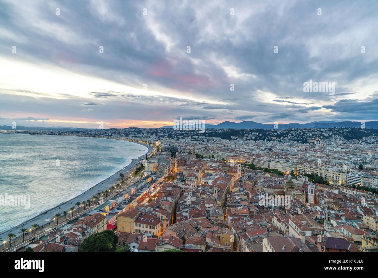 Abendliche Panorama von Nizza, Frankreich. Beleuchtete Altstadt kleine Straßen und Sonnenuntergang Himmel. Stockfoto