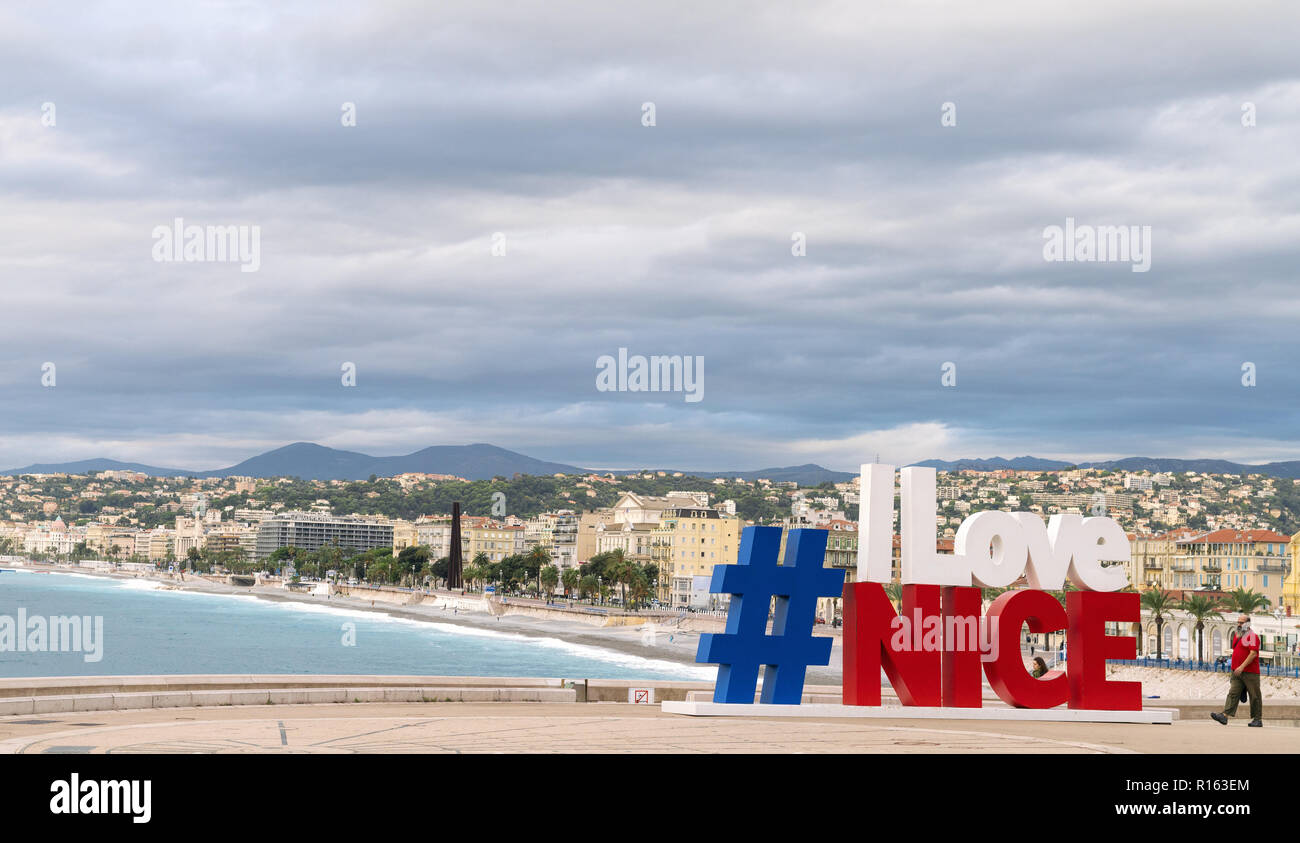 05. November 2018 - Nizza, Frankreich. Bunte Hashtag "Ich liebe Schöne" Schild, in Nizza gebaut, nach den Terroranschlägen. Stockfoto