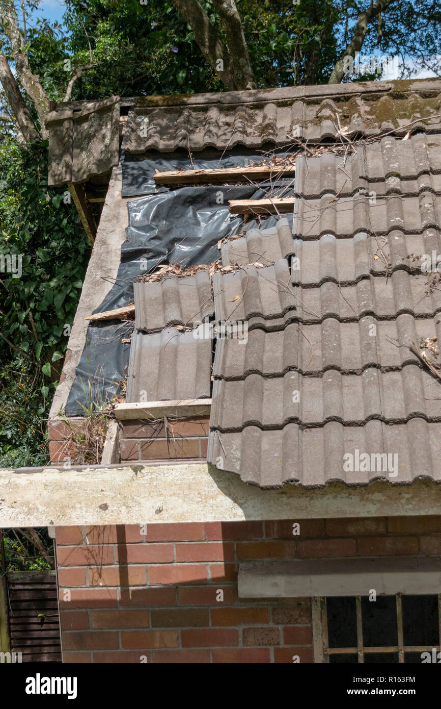 Nahaufnahme der beschädigt und zerbrochene dachziegel von einem verlassenen Gebäude Stockfoto