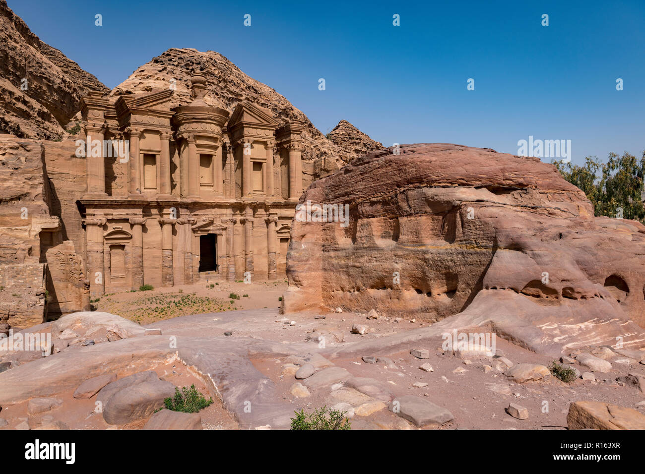 Fassade des berühmten Al Deir oder "Das Kloster" innerhalb der Petra in Jordanien. Stockfoto