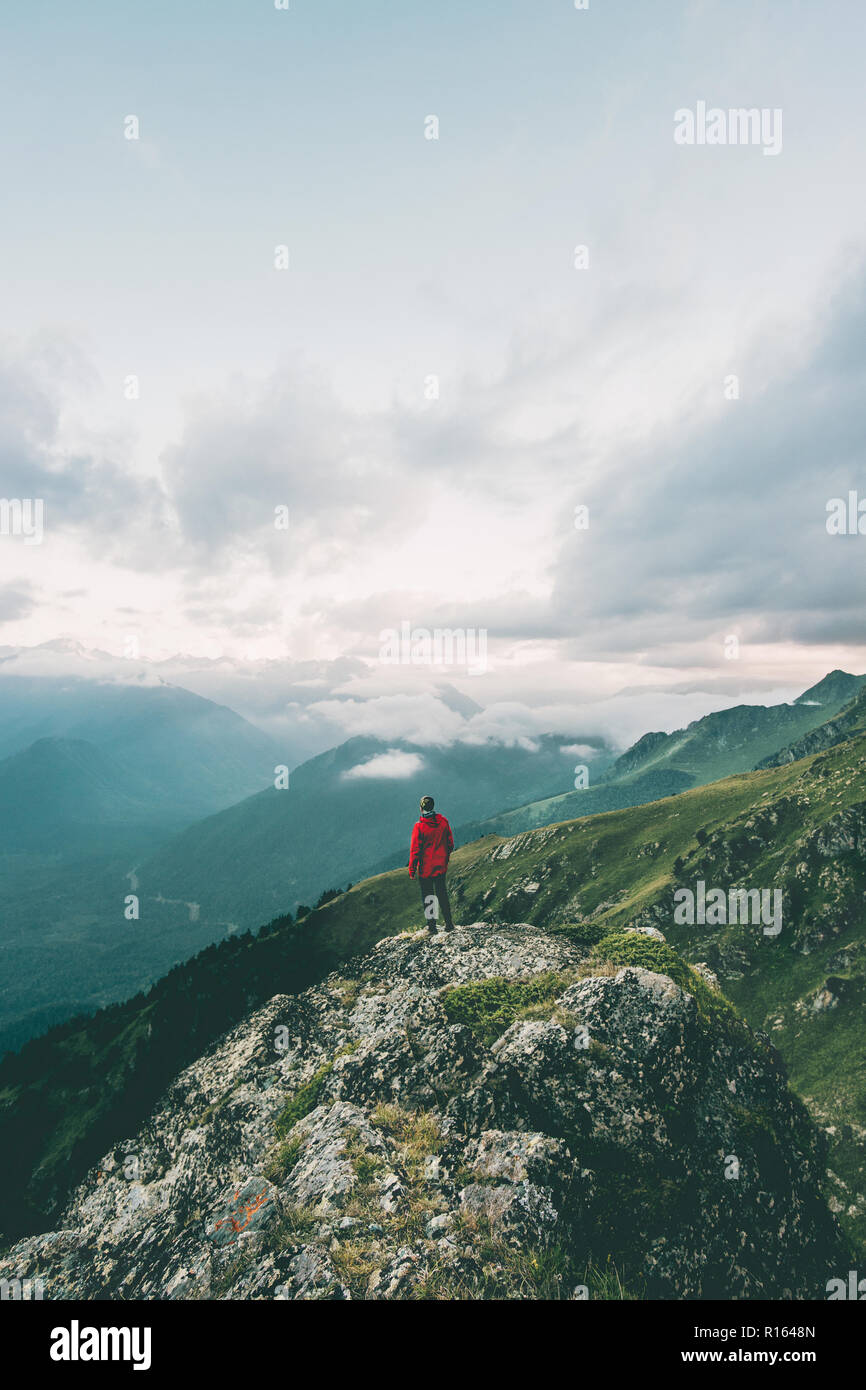 Mann allein Wandern in den Bergen Abenteuer solo unterwegs Einsamkeit lifestyle Konzept aktiven Ferien natur Moody Stockfoto