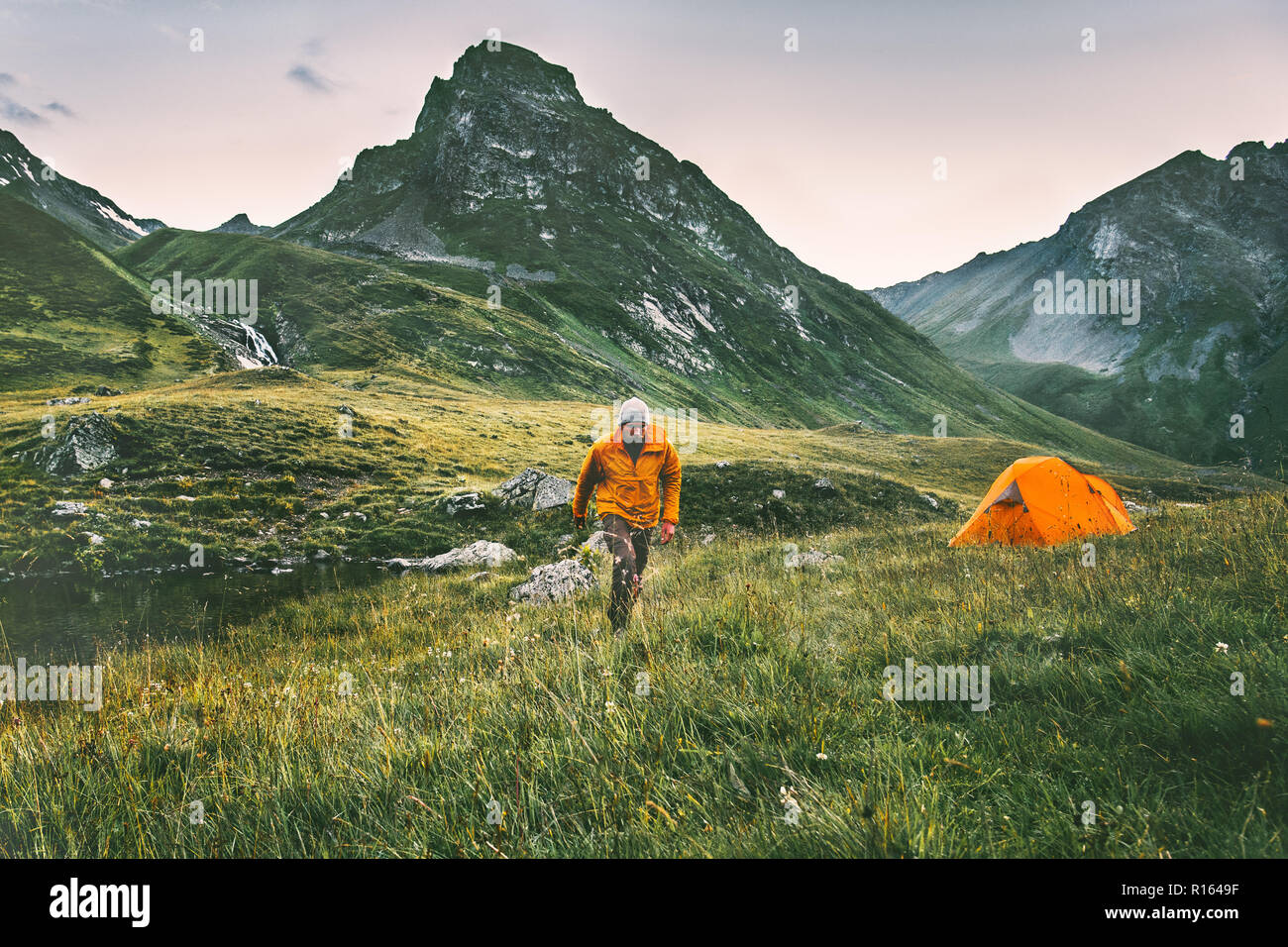 Menschen wandern allein solo Reisen camping Abenteuer lifestyle Konzept Aktiv Sommer Urlaub mit Zelt, in den Bergen Stockfoto