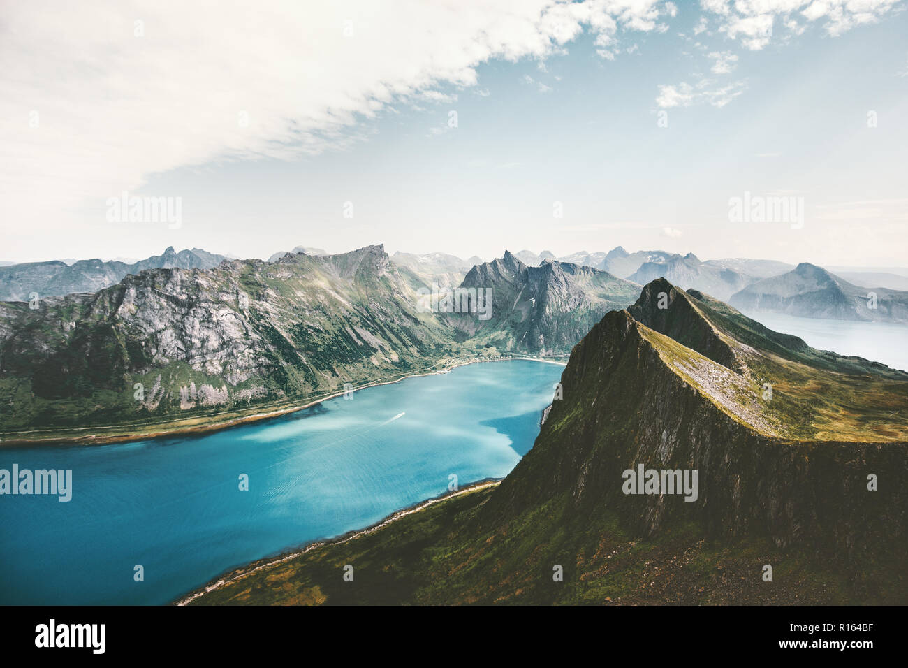 Norwegen Landschaft, Berge und den Fjord Luftaufnahme Reisen Sommerferien malerische Inseln Senja Stockfoto