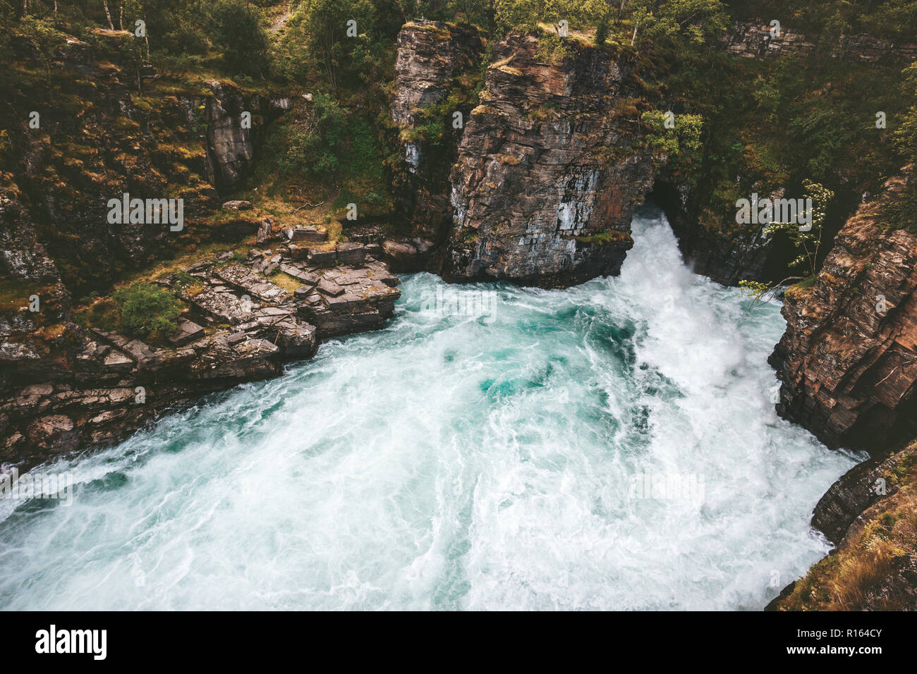 Fluss Abiskojakka Canyon Landschaft in Schweden Abisko Nationalpark reisen Sehenswürdigkeiten anzeigen Loch in den Felsen, Wildnis Natur Landschaft Wasser fließt Stockfoto