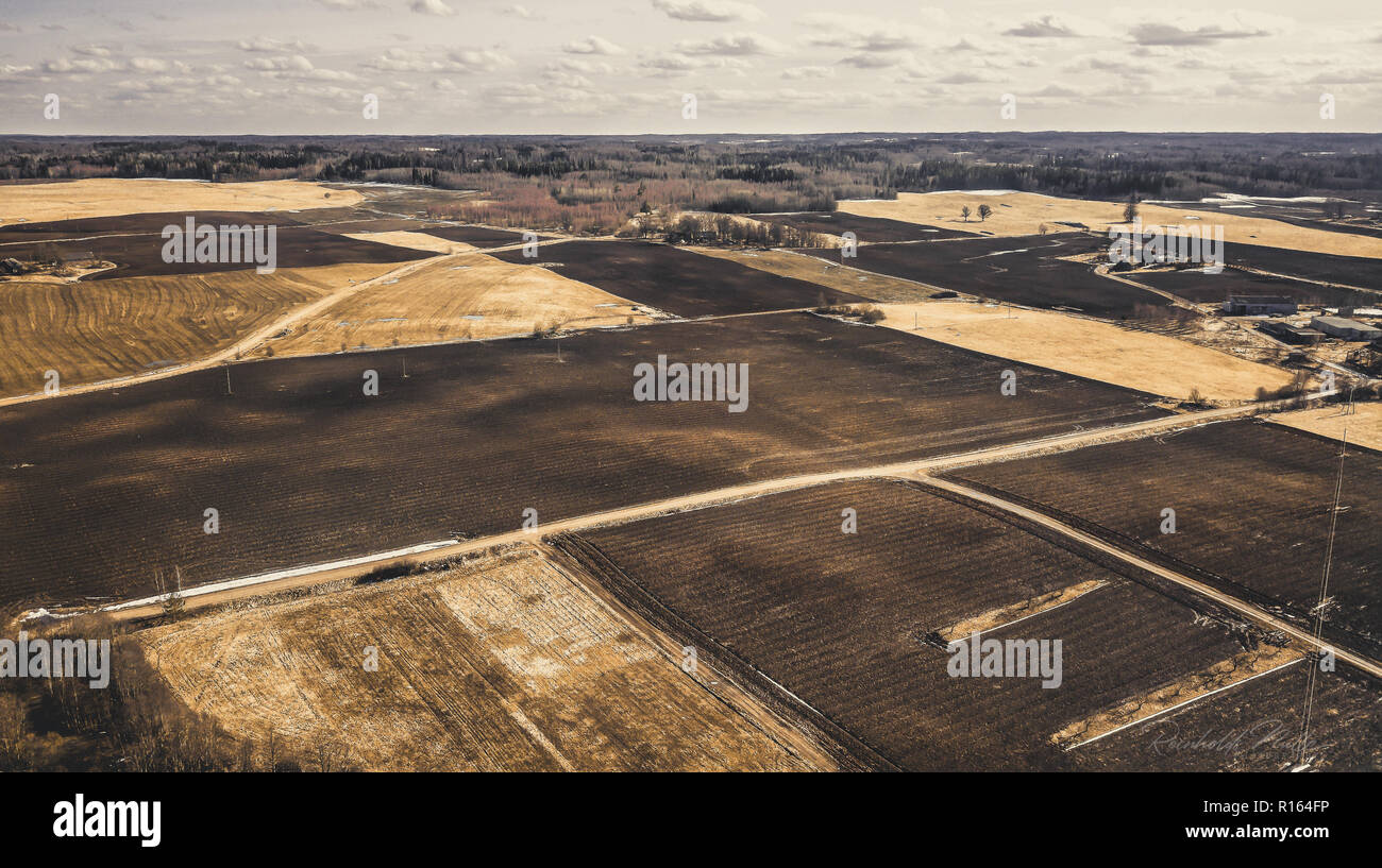 Antenne Drone Foto eines Wiesen in schöner Frühling Farben in kleinen ländlichen Dorf umgeben - Vintage look bearbeiten Stockfoto