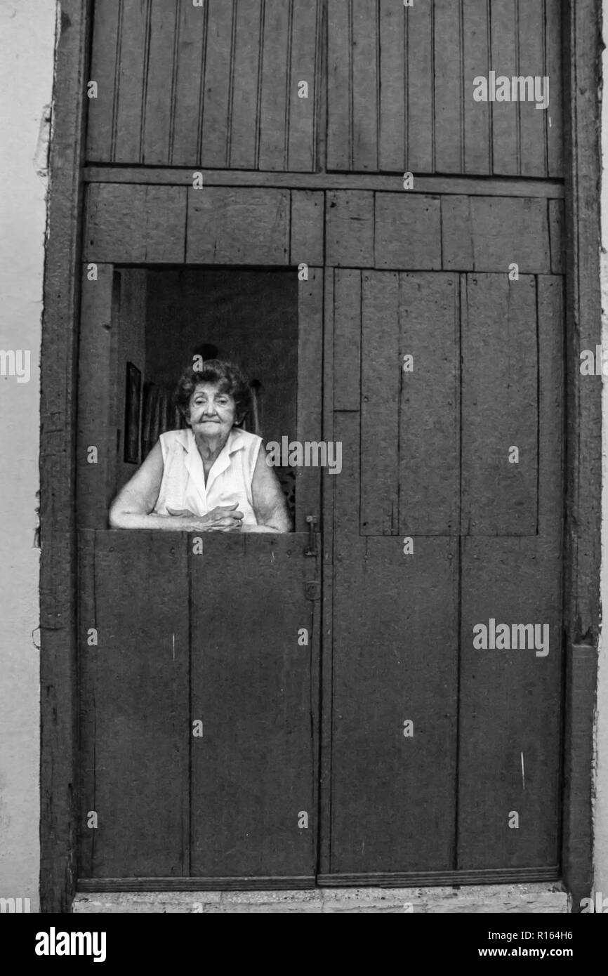 07/06/2015, Camaguey, Kuba: Eine alte Frau ist müde gerade aus dem Fenster ihres Wohnzimmers shop in Kuba Stockfoto