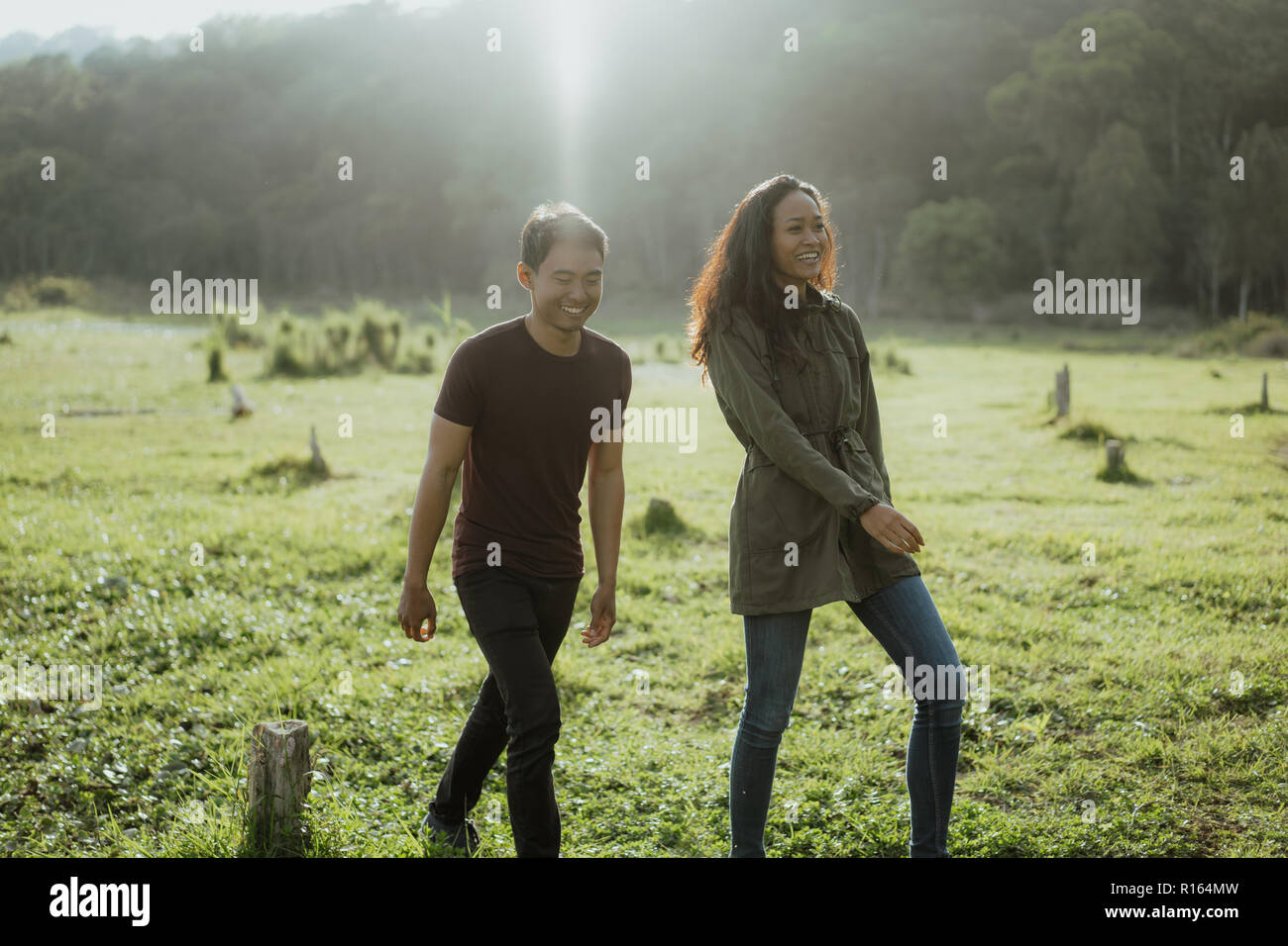 Glückliche junge asiatische Paar in Landschaft Natur genießen Stockfoto