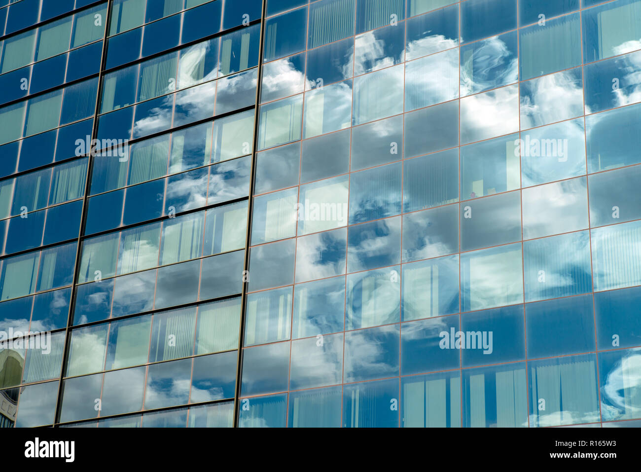 Die moderne industrielle Gebäude mit Glas. Reflexion der blauen Himmel mit Wolken im Windows. Stockfoto