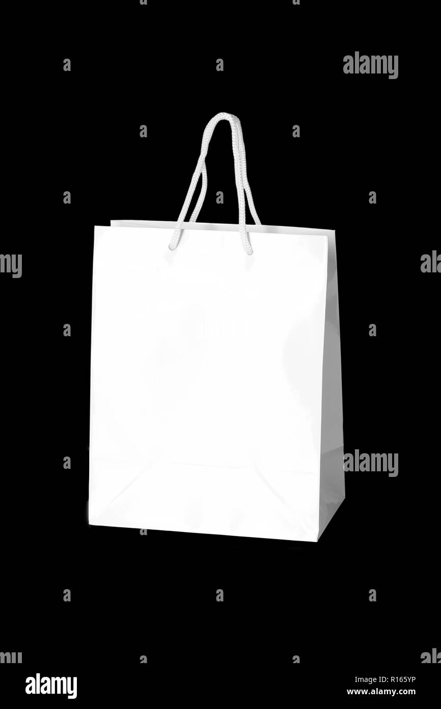 Mockup Papier Shopping Bag auf schwarzem Hintergrund Stockfoto