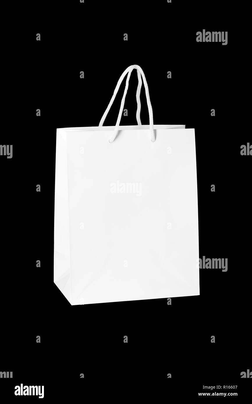 Mockup Papier Shopping Bag auf schwarzem Hintergrund Stockfoto