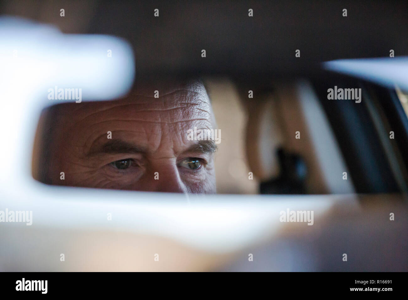 Ein Fahrer in der Rückansicht Spiegel. Stockfoto